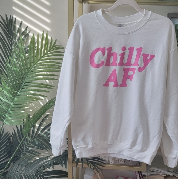 ❄️ Pink Lily Boutique White 'Chilly AF' Sweatshirt in Women's Size Large ❄️ - Picture 2 of 5